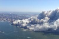 Staubwolke WTC: Aufnahme nach dem Einsturz des World Trade Centers am 11. September 2018 um 10:34 Uhr / Foto by Greg Semendinger, New York City Police Aviation Unit