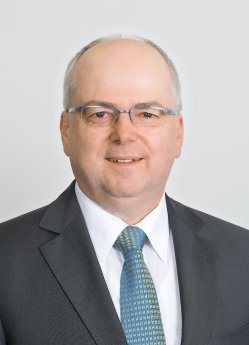 tuv-sud-portrait-schmiederer-300dpi.jpg
