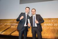 Freuen sich über den iF Design Award 2018 in Gold (v. l.): Björn Barlage, Entwicklungsingenieur Lüftungssysteme und Henning Köln, Leiter Produktmanagement Lüftung von Schüco / Foto: Roman Thomas