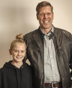 Die CIM GmbH unterstützt den Solidaritätslauf der Realschule Maisach. Im Bild: CIM-Mitarbeiter Markus Schwarz mit seiner Tochter Julia