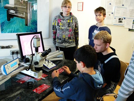 GirlsDay am Laser Skalpell.jpg