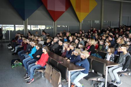 Gespannt lauschen die rund 250 Besucher Professor Lecons Erklärungen / © Hochschule Aalen / Dr. Susanne Garreis