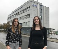 Pia Hartmann und Lena Holtermann auf dem BYK Campus in der Abelstraße (Wesel)