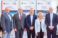 Die Referenten der INNOspace® Jahreskonferenz 2023, von links: Prof. Dr. Ralf Kindervater - BIOPRO Baden-Württemberg GmbH, Dr. Peter Graef - Deutsche Raumfahrtagentur im DLR, Dr. Thomas Schilling - xarvio® Digital Farming Solutions / BASF Digital Farming GmbH, Dr. Franziska Zeitler - Deutsche Raumfahrtagentur im Deutsches Zentrum für Luft-und Raumfahrt e.V., Dr.-Ing. Paul Leiber - Volkswagen AG. Die Referenten der INNOspace® Jahreskonferenz 2023, von links: Prof. Dr. Ralf Kindervater - BIOPRO Baden-Württemberg GmbH, Dr. Peter Graef - Deutsche Raumfahrtagentur im DLR, Dr. Thomas Schilling - xarvio® Digital Farming Solutions / BASF Digital Farming GmbH, Dr. Franziska Zeitler - Deutsche Raumfahrtagentur im Deutsches Zentrum für Luft-und Raumfahrt e.V., Dr.-Ing. Paul Leiber - Volkswagen AG.