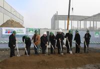 Spatenstich winkler Zentrallager Ulm (v. l. n. r.): Matthäus Schmid, zwei Mitglieder der Familie Bühler, Herbert Skala (Bereichsleiter Logistik und Mitglied der winkler Geschäftsleitung), Architekt Bernd Hullak, Rüdiger Hahn (Geschäftsführer der winkler Unternehmensgruppe), Erster Bürgermeister Ulm Gunter Czisch, Christian Schmid, Architek