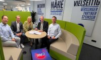 Vertragszeichnung in Herford am 13. Oktober 2025 (v.l.n.r.): Martin Voß (Projektleiter SIV.AG), Andreas Lüth (Vorstandsvorsitzender SIV.AG), Katrin Funk (Account Managerin SIV.AG), Oliver Daun (Geschäftsführer Stadtwerke Herford), Thomas Hooge (IT-Projektleiter Stadtwerke Herford) Vertragszeichnung in Herford am 13. Oktober 2025 (v.l.n.r.): Martin Voß (Projektleiter SIV.AG), Andreas Lüth (Vorstandsvorsitzender SIV.AG), Katrin Funk (Account Managerin SIV.AG), Oliver Daun (Geschäftsführer Stadtwerke Herford), Thomas Hooge (IT-Projektleiter Stadtwerke Herford)