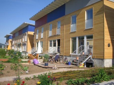 3-DHV-PM_6_7_Kurz HolzPassivHaus REH mit Garten.JPG