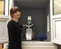 Ilaria Pecorari, Doktorandin im Labor von Prof. Mestroni, untersucht das mechanische Verhalten einzelner Zellen mit dem JPK NanoWizard® 4a AFM