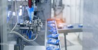 Jede Übergabestelle in der Verpackungslinie ist ein potenzieller Eintragspunkt für Staub und Kontamination. In der Lebensmittel- und Pharmaproduktion entscheidet die Reinigbarkeit der Absaugtechnik über die Zulassungsfähigkeit der Anlage. ULMATEC Filtration zeigt auf der Powtech (29. September bis 1. Oktober 2026, Nürnberg, Halle 7, Stand 7-838), wie sich das umsetzen lässt.