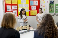 Siegerinnen in der Kategorie Biologie aus dem vergangenen Regionalwettbewerb während ihrer Präsentation vor der Jury: Maja Coco Jäckel (rechts) und Lina Bousakri (links) von der Rabanus-Maurus-Schule in Fulda mit ihrem Projekt 