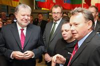 v.l.n.r. Ministerpräsident Kurt Beck,  Schulleiter OStD Simon Lauterbach, Ingo Hettwer, Ausbilder Feinoptik bei Schneider-Kreuznach, Dr. Josef Staub, Geschäftsführer der Schneider-Gruppe
