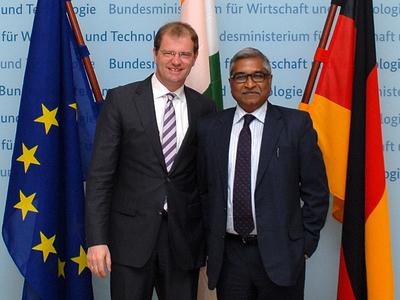Stefan Kapferer, Staatssekretär im BMWi (links), mit Uma Shankar, Staatssekretär im indischen Stromministerium © BMWi