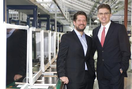 Haben eine weitreichende Partnerschaft verabredet: Luca Strehle, Vorstandsvorsitzender der Strenesse AG (links), und Oliver Seidl, Vorstandsvorsitzender der Loewe AG
