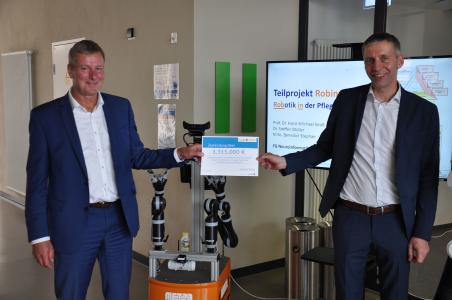 Der Staatssekretär im Thüringer Ministerium für Wirtschaft, Wissen-schaft und Digitale Gesellschaft, Carsten Feller (li.), übergibt dem Präsi-denten der TU Ilmenau, Prof. Kai-Uwe Sattler, einen Fördermittelbe-scheid über gut 3,3 Millionen Euro für das Vorhaben thurAI (© TU Il-menau)