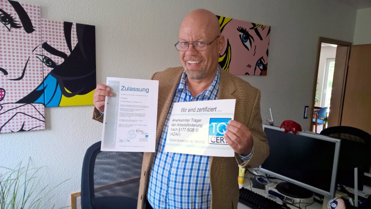 Geschäftsführer Ulrich Mester mit dem AZAV-Zertifikat.jpg