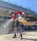 Millimetergenauer Schnitt: Präzision und Schnelligkeit zählen für Florian Dorer im September besonders. Dann vertritt er Deutschland bei den Berufsweltmeisterschaften „WorldSkills“ im chinesischen Shanghai.  Foto: HWK FR