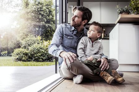 REHAU fertigt seine Fensterprofile aus recyceltem PVC-Altfenstermaterial in einem geschlossenen Materialkreislauf. Damit werden natürliche Ressourcen geschont und der CO2 Ausstoß reduziert (Bildrechte: REHAU)