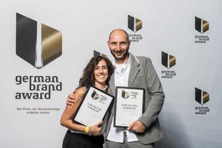 Darüber hinaus erhält FEDRIGONI Deutschland für seine CARD NATURE & HIGHLINE Kampagne die „Special Mention“-Auszeichnung in der Kategorie “Product Brand of the Year“.