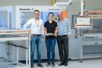 V.l.n.r.: Viktor Krieger, Business Development Manager bei Weidmüller, sowie Christina und Stefan Schmidbaur freuen sich über die gute Zusammenarbeit der Schmidbaur Unternehmensgruppe GmbH und Weidmüller 