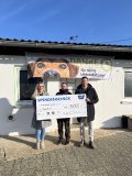Stellvertretend für die vier begünstigten Einrichtungen nahm Sarah Ruppert (Mitte), stellvertretende Tierheimleitung, den Spendenscheck von Sophia Mourouzidis, Marketing-Mitarbeiterin der Arntz Optibelt Gruppe, und Daniel Schwager, Marketingleitung, entgegen
