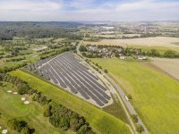 Mit einer Leistung von 5,3 MWp erzeugt die Freiflächen-Photovoltaikanlage Hirtenäcker rund 5,5 Mio. kWh Strom im Jahr. Die Beteiligung an der Anlage hängt nicht von deren Ertrag ab, es gibt eine feste Verzinsung.