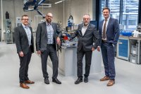 Stehen für anwendungsorientierte Forschung und Bildung (v.l.:) Michael Heilig, Gruppenleiter Kleben und Oberflächentechnik, Dr. Gernot Hochleitner, Gruppenleiter Thermische Fügtechnologien, Johannes Kocksch, Kursstättenleiter und Gruppenleiter Bildung, und Dr. Eduard Kraus, Bereichsleiter Fügen und Oberflächentechnik. (Foto: Luca Hoffmannbeck, SKZ)