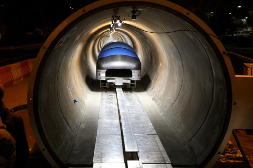 BU 0 Der Hyperloop fährt bei einem Test in einer Röhre von SpaceX.jpg