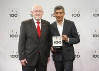 Ranga Yogeshwar überreichte Geschäftsführer Hartmut Hoffmann die TOP100-Auszeichnung