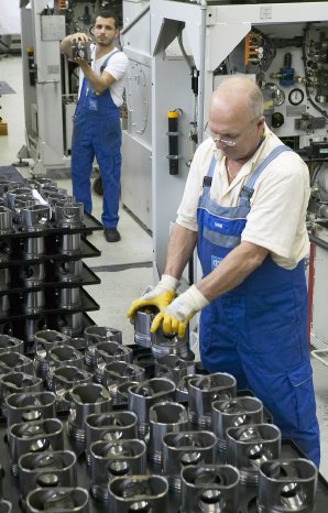 Kolbenlinie für Nkw Kolben bei KS Kolbenschmidt in Neckarsulm_Production of steel pistons i.jpg