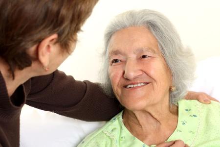 Ein Treppenlift lässt sich einfach gerade von älteren Menschen bedienen (Foto:Shutterstock)