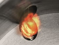Beim TEM-Entgraten wird der abzutragende Grat durch eine chemische Reaktion zwischen Werkstoff und Prozessgas verbrannt. Das Verfahren kann für Werkstücke aus verschiedenen Metallen sowie Thermoplasten mit komplexen Geometrien und zahlreichen, schwer zugänglichen Entgratstellen eingesetzt werden.