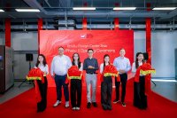 Stolz auf die Eröffnung der neuen Prüfeinrichtungen in Shenzhen (China) der Würth Elektronik eiSos Gruppe: Dirk Knorr, COO, Yangyang Chen, Leiter des QDC Asia, und Thomas Garz, CEO, in Begleitung von Mitarbeiterinnen des QDC (von links nach rechts)