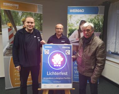 WEMAG-Vertriebsleiter Michael Hillmann und WEMAG-Mitarbeiter Reiner Benesch nahmen gemeinsam mit Hans-Jürgen Buchholz, Bürgermeister der Gemeinde Ruhner Berge, (v.l.n.r.) weitere Privat- und Geschäftskunden an das WEMACOM-Glasfasernetz in Betrieb / Foto: WEMAG/Kühnapfel