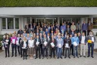 Nach der Feier stellten sich die ehemaligen Auszubildenden, die Eigentümerfamilie, die HARTING Vorstände, die Geschäftsführer und die Ausbilder für ein Gruppenfoto auf Nach der Feier stellten sich die ehemaligen Auszubildenden, die Eigentümerfamilie, die HARTING Vorstände, die Geschäftsführer und die Ausbilder für ein Gruppenfoto auf