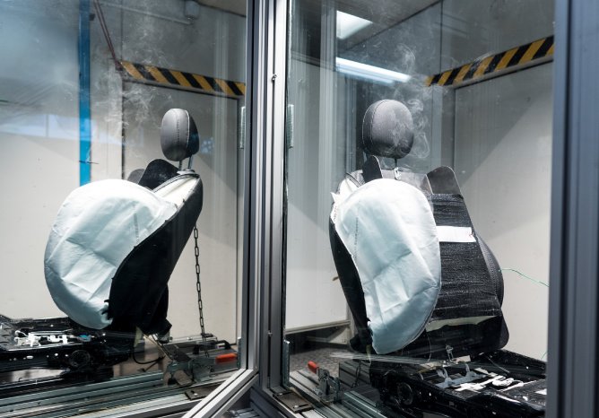 Pressefoto_Prüfung eines Seitenairbags in einem Labor von TÜV Rheinland.jpg