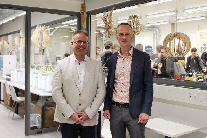 Prof. Dr. Thomas Weidner (l) mit Prof. Martin Pietzsch bei der Eröffnung des neuen Labors für Di.jpg