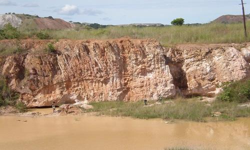 Auf dem Manono-Projekt; Foto: AVZ Minerals