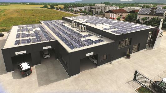 Die Kombination aus PV-Anlage und Wärmepumpe hat sich als wichtiger Baustein zur Erreichung des KfW-55-Zuschusses bewährt