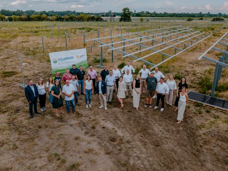 (3) Gruppenfoto Projektbeteiligte_Solarpark Benzenloch_20260630 (c) Heymo Moritz Schleiffelder.jpg