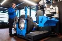 Die Werkstattmitarbeiter der Spedition Schuon haben mit der Bear-Cut in kürzester Zeit 145 Reifen nachgeschnitten. Die Werkstattmitarbeiter der Spedition Schuon haben mit der Bear-Cut in kürzester Zeit 145 Reifen nachgeschnitten.