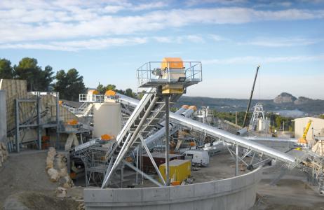 In Steinbrüchen sind zum Antrieb der Gurtbandförderer leistungsstarke Industriegetriebe gefragt, wie NORD DRIVESYSTEMS sie im Angebot hat