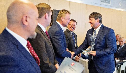 Karel Luňáček, Directeur Général de MECAS ESI, reçoit le prix à Prague de la main des plus importants représentants de l’AIA : Bohdan Wojnar, Directeur des Ressources Humaines de ŠKODA et Président de l'AIA ; ainsi que Pavel Juricek, Propriétaire du groupe Brano et Vice-président de l'AIA