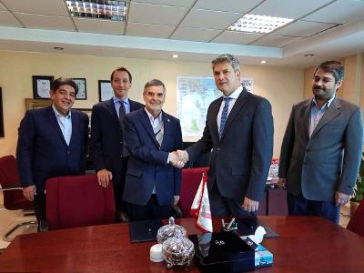 “Handschlag” zwischen M. R. Taheri, Managing Director von MMTE (Mines & Metals Engineering GmbH) und Pierpaolo Rivetti, SMS Concast; Von links: Abdolreza Amirsoleimani, SMS Iran Branch Manager; Carlo Cascino, SMS Concast; Mojtaba Rastegar, MMTE