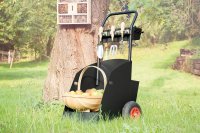 Die Gartenwagen von KNOBLOCH sorgen für Ordnung beim Hobby – auch dann, wenn Sie zu den Leuten gehören, die gern jedes denkbare Zubehör haben. Es gibt sie auch in grün.