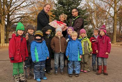 CEWE Vorstandsvorsitzender Dr. Rolf Hollander bei der Scheckübergabe an Sabine Fuchs, CEO SOS-Kinderdörfer Global Partner GmbH, und Joachim Schuch, Einrichtungsleiter des SOS-Kinderdorfes Worpswede / Foto: CEWE
