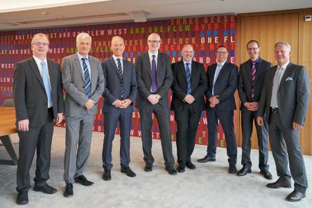 Vertreter der Helvetia Versicherungen und Arcplace nach der Vertragsunterzeichnung (v.l.n.r.): Roger Gander, Leiter Facility Management Helvetia - Thomas Kramer, Leiter Infrastruktur und Organisation Helvetia - Robbert Spierings, CEO Arcplace - Matthias Göckel, Projektleiter ECM@BV Helvetia - Volker Meyer, Teilprojektleiter Scanning Helvetia - Michael Niederjohann, Head of Scan Center & BPO Arcplace - Daniel Mettler, Projektleiter Arcplace - Markus Saladin, Programmleiter ECM Helvetia