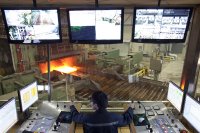 Blick aus dem Leitstand auf die Grobblechproduktion bei Jingye Steel