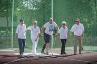 Dietmar Harting, Vorstandsvorsitzender; Maresa Harting-Hertz, Vorstand Finanzen und Einkauf; Diskus-Weltmeister Robert Harting; Magrit Harting, Generalbevollmächtigte Gesellschafterin; und Espelkamps Bürgermeister Heinrich Vieker übergaben das renovierte Albert-Pürsten-Stadion seiner Bestimmung (von links nach rechts) Dietmar Harting, Vorstandsvorsitzender; Maresa Harting-Hertz, Vorstand Finanzen und Einkauf; Diskus-Weltmeister Robert Harting; Magrit Harting, Generalbevollmächtigte Gesellschafterin; und Espelkamps Bürgermeister Heinrich Vieker übergaben das renovierte Albert-Pürsten-Stadion seiner Bestimmung (von links nach rechts)