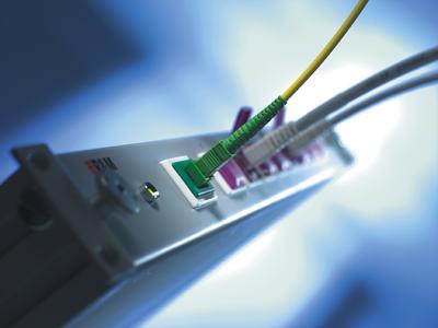 Die neue CATVsolution FO von R&M verteilt das Fernsehsignal via Glasfaser im LAN über Distanzen bis 2000 Meter. Foto: R&M