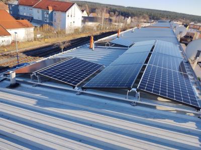 Ost-West-Anlage auf einem Flachdach eines Einfamilien-Reihenhauses © iKratos